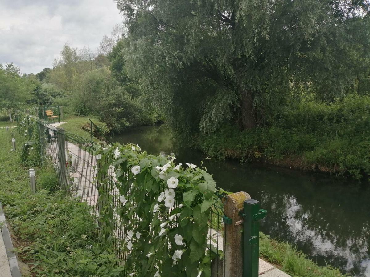 River Bank Apartments & Castle View Біхач Екстер'єр фото